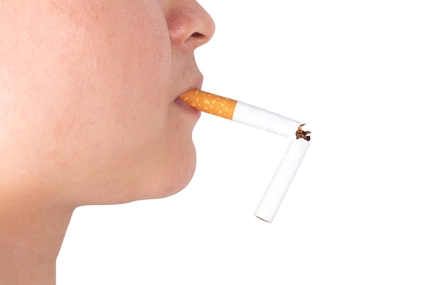 白い背景で隔離のタバコの口の女性
