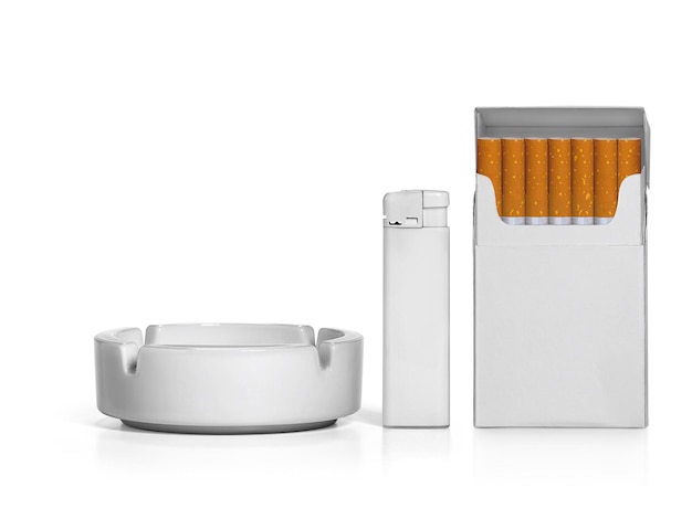 Фото Пепельница пачки сигарет и зажигалки, изолированные на белом фоне