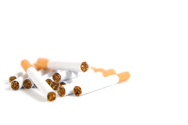 Сигареты на белом фоне, вред курения.