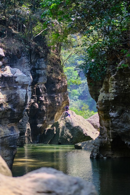 Foto fiume cikahuripan - green canyon da west java indonesia