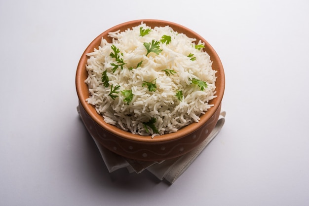 세라믹 또는 테라코타 그릇에 담긴 고수 또는 고수 쌀. 인기있는 인도 또는 중국 요리법입니다. 선택적 초점