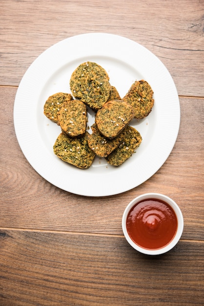 Cilantrocake of Kothimbir Vadi is een populaire maharashtrian-keuken gemaakt met korianderbladeren