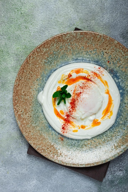 전통적인 터키 아침 식사: 요거트와 버터와 함께 터키 계란