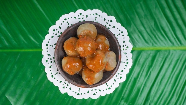 Photo cilok is one of indonesian street food made from tapioca flour and served with chilli sauce served on banana leaf