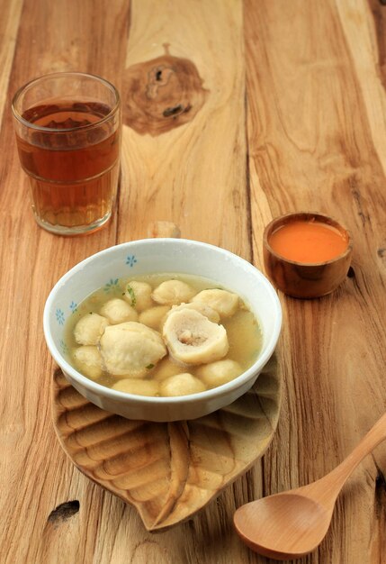 Cilok Kuah Bakso met chili erin gehakt, pittige gehaktbal Cilok in een blauwe kom