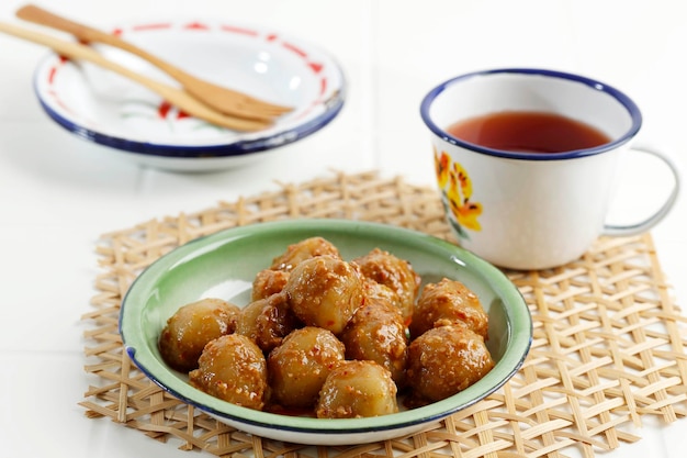 Cilok of aci dicolok traditioneel straatvoedsel uit west-java gemaakt van tapioca- of aci-meel cilok is een ronde snack met een taaie textuur, geserveerd met pindasaus