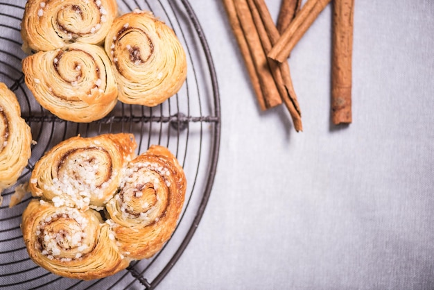 Photo cinamon rolls on cooling tray