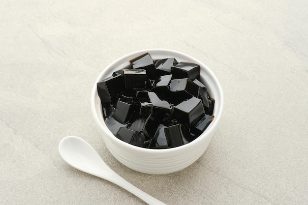 Photo cincau or grass jelly mesona chinensis its southeast asia dessert familiar during ramadhan