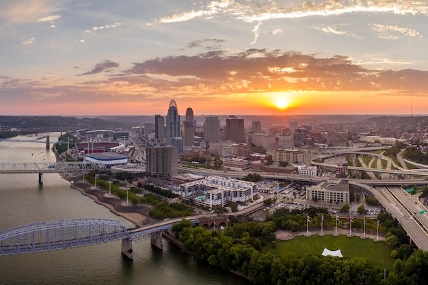 Cincinnati Ohio USA Uitzicht van boven op helder verlichte hoge wolkenkrabbergebouwen in het centrum van de Amerikaanse megapolis met zakelijk financieel district bij zonsondergang