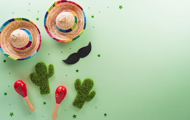 Cinco de Mayo vakantie achtergrond gemaakt van maracas Mexicaanse deken strepen of poncho serape cactus en hoed op pastel achtergrond
