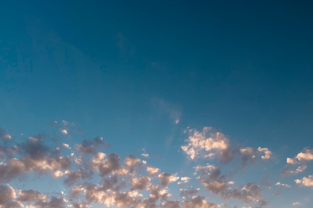 雲のあるシネマティックな色の空