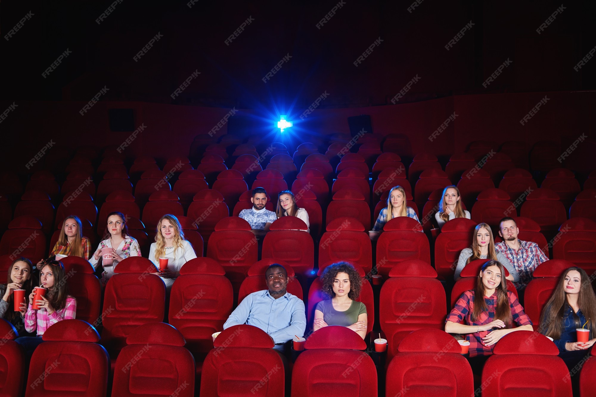 映画を見ながら座っている観客がいる映画館の講堂 プレミアム写真