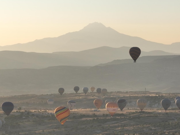 Cinema-drone-beeld van een kleurrijke luchtballon die over Cappadocië vliegt