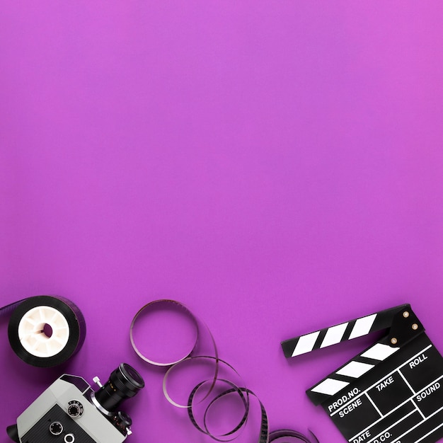 Фото Элементы кино на фиолетовом фоне с копией пространства
