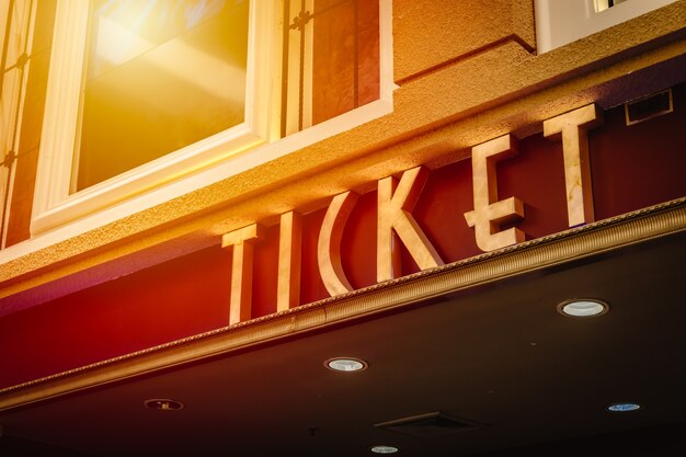 Дизайн пространства прилавка для продажи билетов в кино перед театром