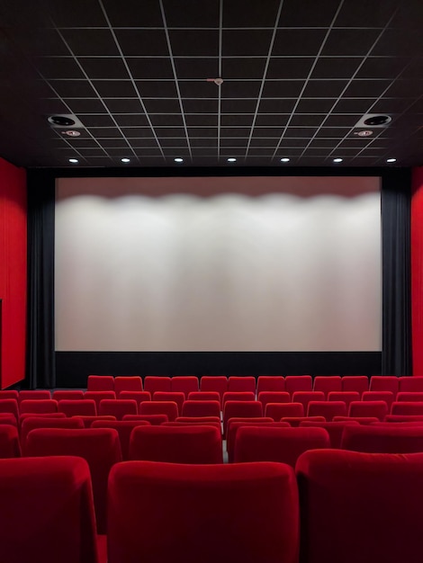 영화관 스크린과 빨간 좌석 빈 상영 극장