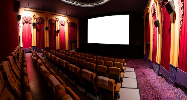 Photo cinema theater screen in front of seat rows in movie theater showing white screen projected from cinematograph