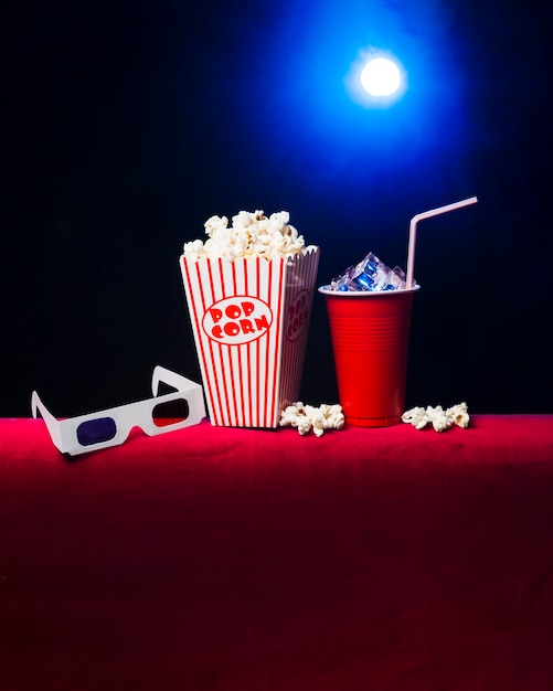 ポップコーンボックスと3Dメガネの映画館