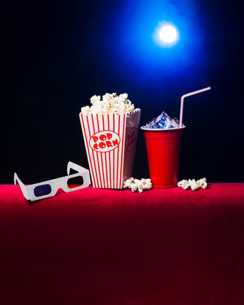 Foto cinema con scatola di popcorn e occhiali 3d