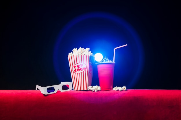 Foto cinema con scatola di popcorn