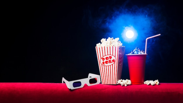 Foto cinema con scatola di popcorn