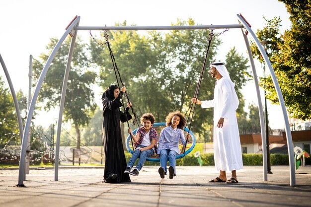 Immagine cinematografica di una famiglia che gioca al parco giochi a dubai