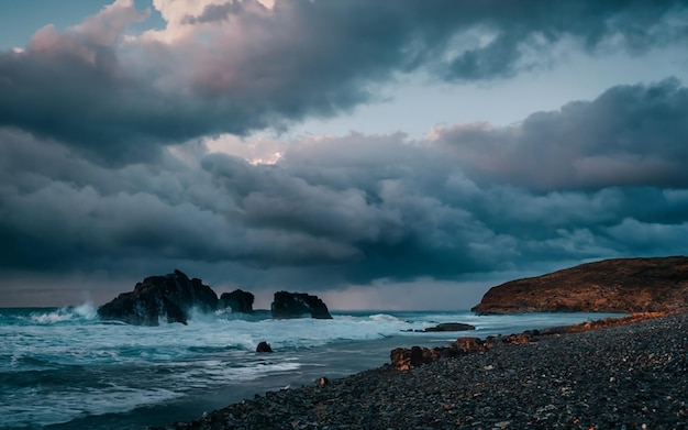 Foto un'immagine cinematografica di un oceano in una notte tempestosa