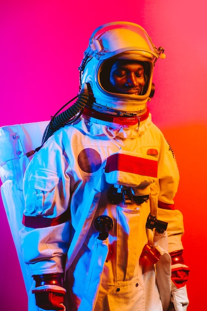 Кинематографическое изображение космонавта красочный портрет человека в скафандре.