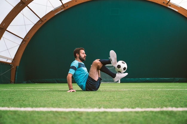 Кинематографическое изображение футболиста-фристайлиста, выполняющего трюки с мячом