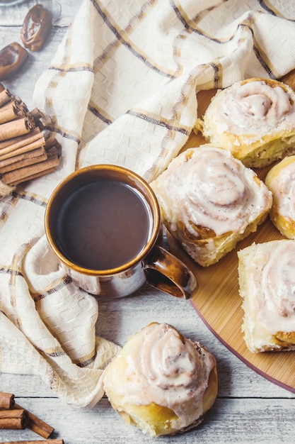 Cinnabon cannella e crema per il tè. messa a fuoco selettiva