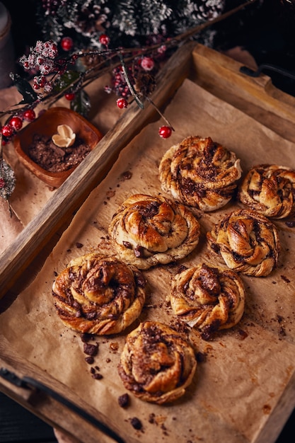 Cinnabon met chocolade als concept van het cakevoedsel.