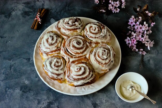 Cinnabonbroodjes met kaneel en romig glazuur