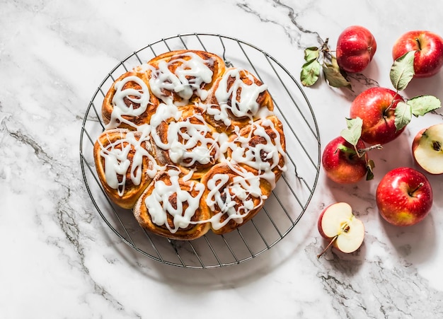 Яблоки с корицей роллы вкусный осенний десерт на светлом фоне вид сверху