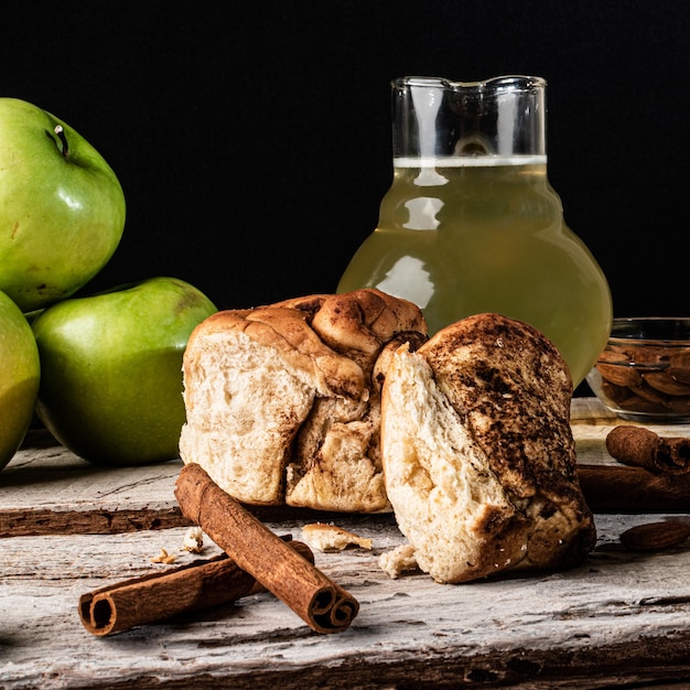 Cinnamon bread with green apple and almonds