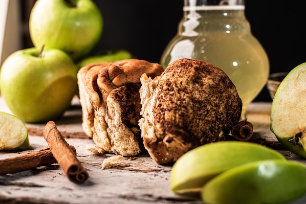 Cinnamon bread with green apple and almonds