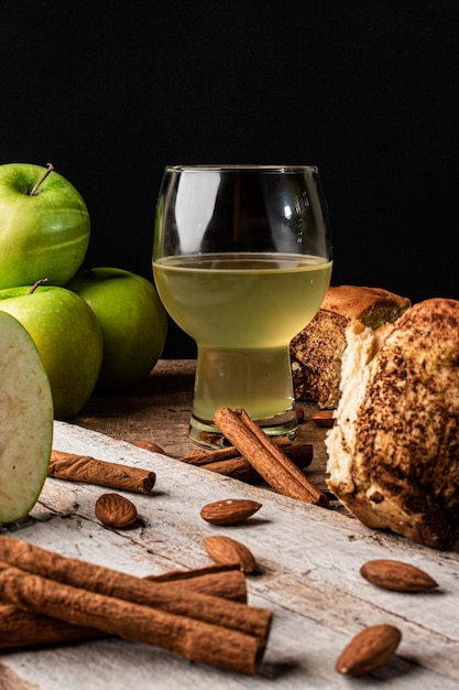 Cinnamon bread with green apple and almonds