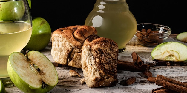 Cinnamon bread with green apple and almonds