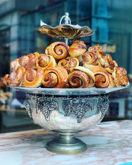 Foto panini di cannella al pane davanti carnaby street corte reale di londra