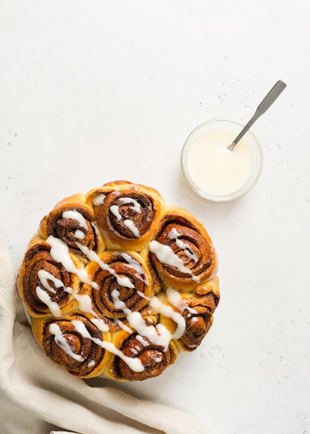 Photo cinnamon buns or rolls close up on white background