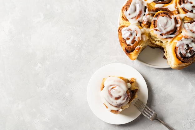 Photo cinnamon buns or rolls close up on white background