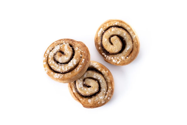 Involtini di cannella panini kanelbulle dessert svedese isolato su sfondo bianco