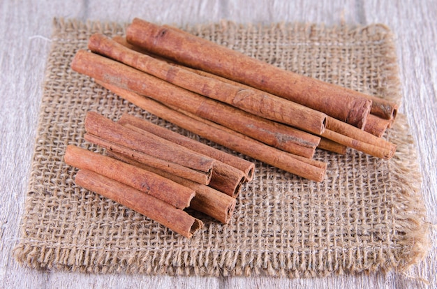 Foto bastoncino di cannella sul sacco, ingrediente alimentare cinese