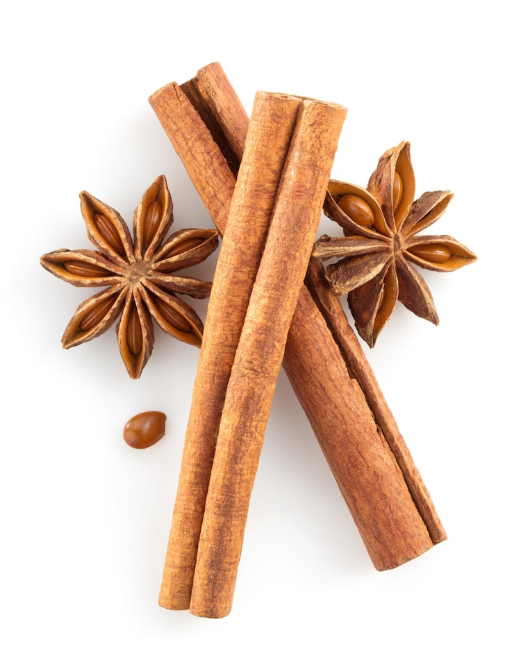 Photo cinnamon sticks and anise star on white
