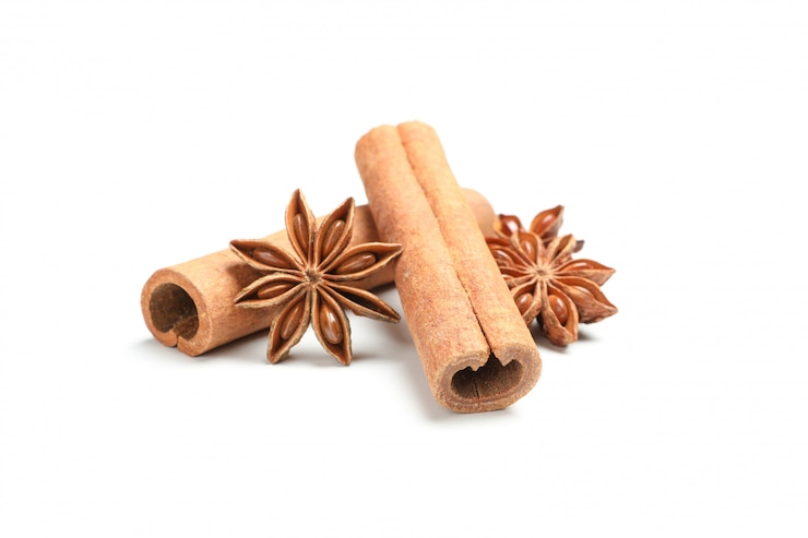 Photo cinnamon sticks and fragrant anise isolated on white wall