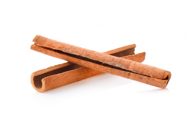 Cinnamon sticks geïsoleerd op witte achtergrond