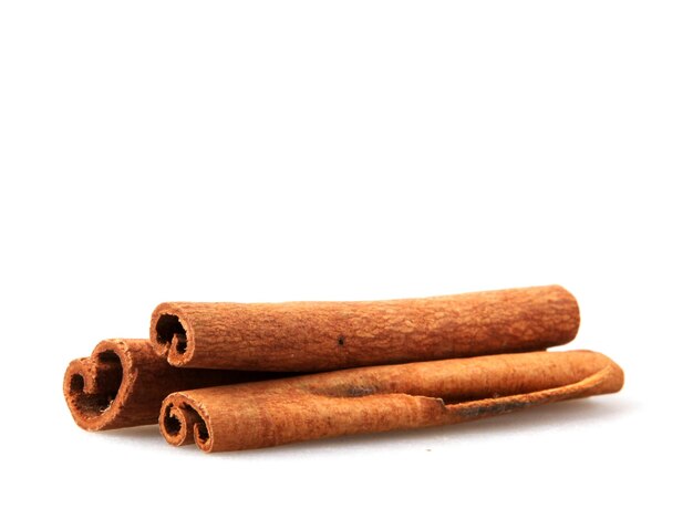 Photo cinnamon sticks isolated on white background