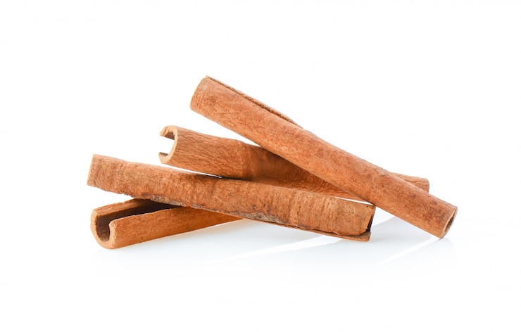 Photo cinnamon sticks isolated on white background