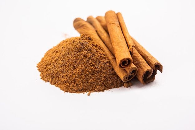 Палочки корицы и порошок, также известный как пыль Дальчини, важный ингредиент индийских специй.