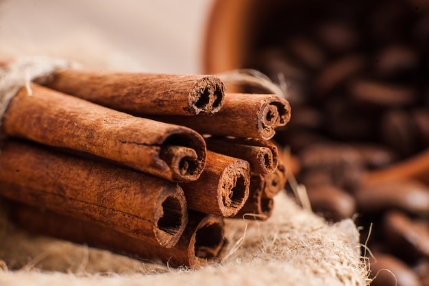 Foto bastoncini di cannella legati su un tavolo di legno