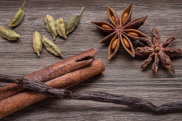 Bastoncini di cannella, vaniglia, cardamomo e anice, primo piano.